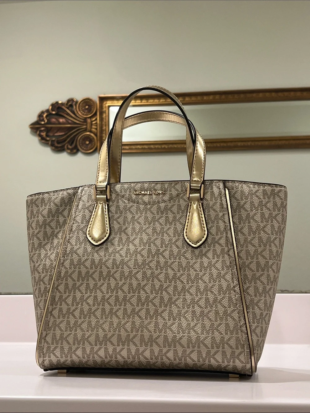 ✨Michael Kors gold handbag✨